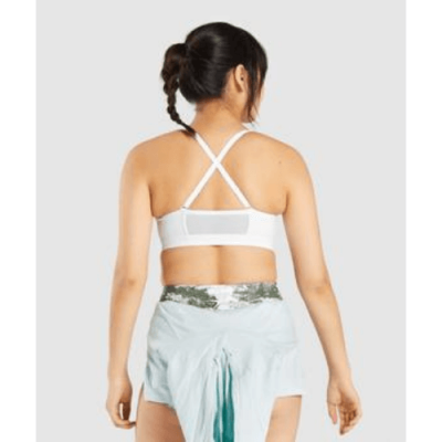 ⁦Gym Shark Ruched Training Sports Bra White⁩ – תמונה ⁦3⁩